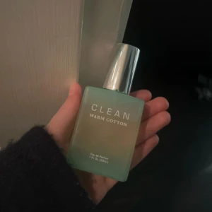 Clean parfym - Säljer denna Clean Parfym i Warm Cotton då den inte riktigt passade i min smak!  Syrlig doft, fräsch 🍋‍🟩🍋🍈 Nypris: Runt 250;-  30ml och nästan hel full, vid 97% kvar av 100% Dyr parfym 