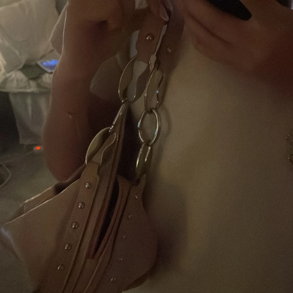 Rosa axelväska med dekorativ detalj - 2