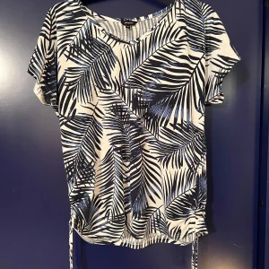 Mönstrad topp med knytband - Snörningarna på sidorna går att både dra åt och släppa på (max åtrdragna på bilderna)❣️