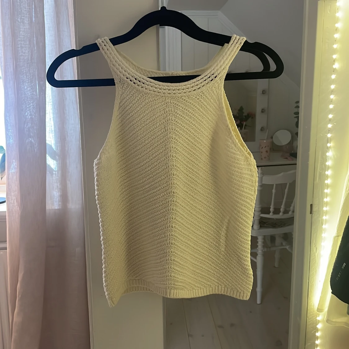 Krämvit stickad topp från Lindex