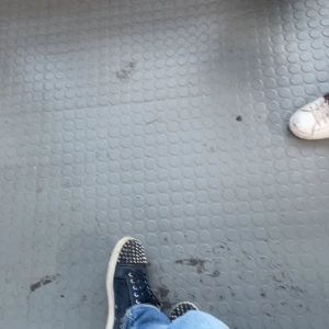 Blå sneakers med nitar - Snygga blå sneakers med nitar på tån och snörning. Skorna har en vit sula och är tillverkade i mocka. Perfekta för att ge en edgy touch till din outfit. Nitarna är lite slitna längst fram och saknar två nitar på den andra skon. De är ett litet märke på den högra skon. Vid hälen så är de lite slitet men inget som känns eller märks när man har på sig de. Kan också gå ner i pris vid snabb affär. De är bara att fråga om ni undrar över något!!👍 Mvh Oscar