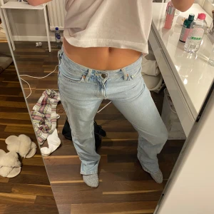 lågmidjade jeans - bikbok ”low straight 510” jeans. Dösnygg ljusblå tvätt! knappt använda, superfint skick. Kostar 800 nya. Hör av dig vid frågor! 