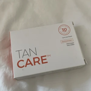 Tan Care Betakaroten Kosttillskott - Tan Care kosttillskott med betakaroten, innehåller 30 kapslar. Designad för att vårda och reparera huden och ge dig en fin brun färg. Förpackningen är vit med röd text och detaljer. Den är helt oöppnad. Beställde fel.💗