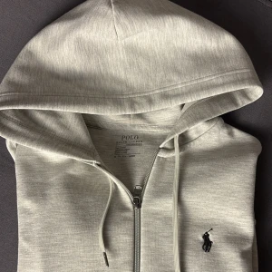 Ralph lauren hoodie - Ralph lauren hoodie i str extra small men passar som en small. Köpt på nordiska kompaniet i Stockholm för cirka 2000kr men tyvärr inte kommit till användning så därför till salu!