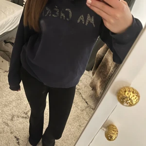   Ma cherie hoodie från Gina Tricot - Säljer en snygg mörkblå hoodie från Gina Tricot med texten 'MA CHÉRIE' i glittriga bokstäver på framsidan. Perfekt för en avslappnad stil. Den har långa ärmar och en klassisk huva.