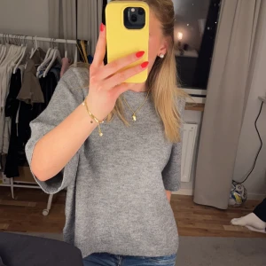 söt trekvarts tröja  - Säljer en jätte fin trekvarts tröja som är stickad och i fint skick! Storlek M , kontakta för fler bilder❣️