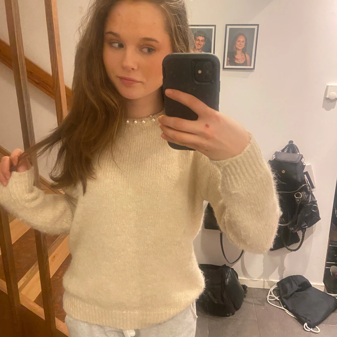 Beige stickad tröja med pärldetaljer och öppen rygg - 3