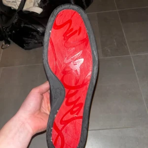 Christian Louboutin  - Säljer ett par Christian Louboutin skor då jag ska köpa ett annat par! Priset är inte hugget och alla valentino skor är intressanta som byte! Dm vid frågor!!