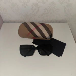 Burberry solglasögon - Äkta Burberry solglasögon med fodral och putsduk🤩🤩är öppen för prisförslag!
