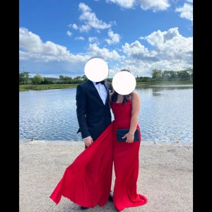 röd balklänning - heej! kikar intresset på min superfina balklänning, stl xs. använd en gång, så i bra skick! det är vaddering vid bysten, som en inbygd bh samt slits vid högerbenet med en fin ”släpdetalj”.  på bilden har jag på mig klackskor, så var ca 160-165cm, men klänningen var lite lång så fick ett litet släp vilket jag tyckte var fint!  det är lite svårt att se hur fin den är genom bilderna, men kan skicka fler vid förfrågning🫶🏻