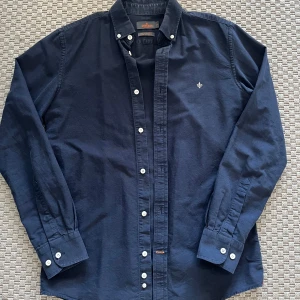 Morris oxford skjorta  - Tja tja! Säljer nu denna feta Morris skjorta på grund av att den inte kommer till användning längre! - Storlek: Xs men passar s/m - Skick: 7/10 - tveka ej på att skriva vid funderingar och pris kan diskuteras vid snabb affär mvh Carl!