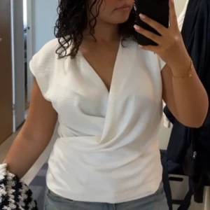topp - vit topp från zara i jätte bra skick, pris kan diskuteras 🌸