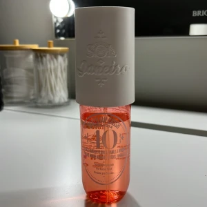 Parfymmist Sol de Janeiro Cheirosa 40 - Säljer en Sol de Janeiro Cheirosa 40 parfym med doft av svart bärnsten och vaniljträ. Säljer pågrund av den inte kommer till användning.