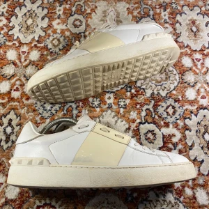 Valentino Open Skor - Hej! Säljer nu mina skor från märket Valentino , storlek 40, bra skick. Givetvis äkta, Tveka inte på att höra av dig om du har frågor eller funderingar kring skorna!