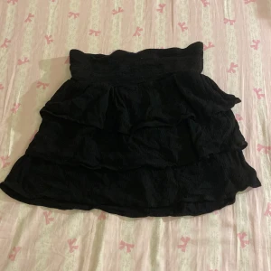 Svart volangkjol från BikBok - Snygg svart volangkjol från BikBok i storlek XS💕
