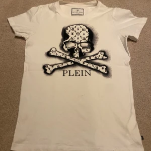 philipp plein T-shirt - Säljer denna snygga T-shirt från philipp plein. Man får med det man ser på bilden. Hör av er om ni har några minsta funderingar 🤩