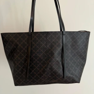 Väska från By Malene Birger - Säljer denna praktiska och rymliga väska med rutigt mönster från By Malene Birger. Perfekt för alla tillfällen. Använd ett fåtal gånger och är i bra skick. 