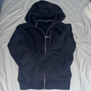 Mörkblå zip hoodie från Sail racing - Säljer en fet zip hoodie från sail racing. Perfekt för våren och ger en laidback vibe till dina outfits. Hoodie är i bra skick skulle säga 8/10 den har en lite repa på underarmen men syns absolut inte vid användning. Passar dig som är 165-170. Skriv för frågor och funderingar. Kan gå ner i pris vid snabb affär 🤑