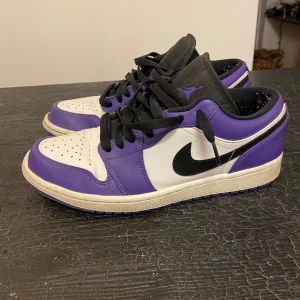 Nike Air Jordan 1 Low Court Purple  - Bra condition. Ingen låda medföljer.