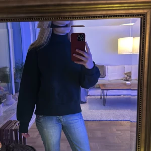 Mörkgrön polotröja från Zara - Säljer en mörkgrön polotröja från Zara. Tröjan har långa ärmar och en klassisk polokrage, perfekt för kyligare dagar. Den är gjord i ett mjukt material som känns skönt mot huden. 