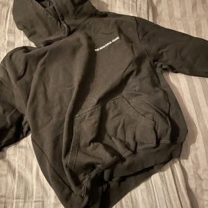 The beautiful game hoodie - Säljer en svart hoodie från ett amerikanskt märke vid namn the beautiful game. Det är lite av en oversized hoodie skulle jag säga så den skulle också kunna passa L, Perfekt för fotbollsälskare!