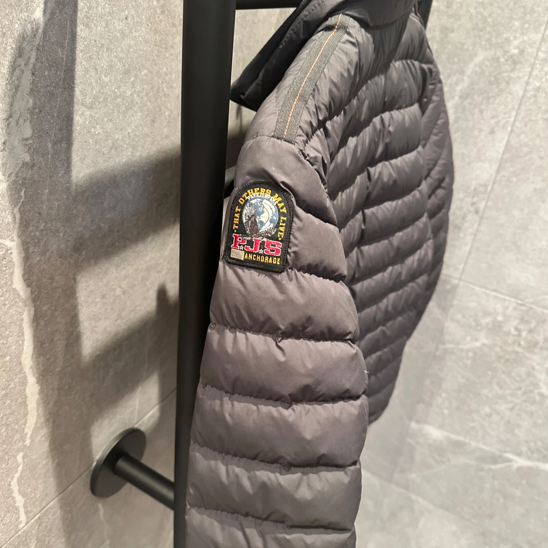 Grå pufferjacka från Parajumpers - 1