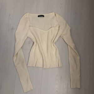 Beige ribbad topp från Shein - Säljer en stilren beige ribbad topp från Shein 💕