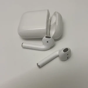 Hörlurar - Jag säljer mina äkta hörlurar som fungerar utmärkt.  De har små repor på laddningsfodralet, men detta påverkar inte ljudet eller batteritiden alls.  Anledningen till försäljningen är att jag har köpt en samsung och fått nya hörlurar därifrån.