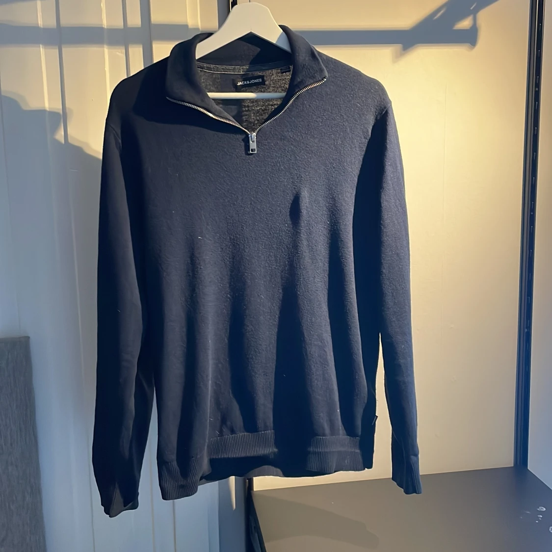 Mörkblå tröja Halvzip från Jack & Jones