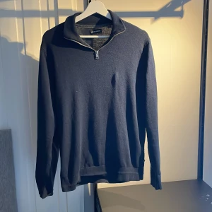 Mörkblå tröja Halvzip från Jack & Jones - Säljer en stilren mörkblå tröja från Jack & Jones. Tröjan har en dragkedja vid halsen och långa ärmar.