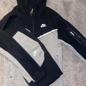 Svart och grå Nike tech fleece  - Säljer nu min svart gråa Nike tech fleece som endast är använd 3 gånger. Den är i mycket bra skick och är i storlek S. Hör av dig vid intresse.