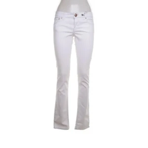 Vita lågmidjade jeans - Ett par vita helt rena vita lågmidjadejeans. Älskar de så mycket