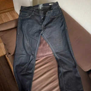 Mörkblå vintage jeans från Rado - Skitsnygga mörka baggy jeans. Herrmodell originellt men kan bäras av tjejer också! Lite y2k inspirerade men mycket snygga. W36L34