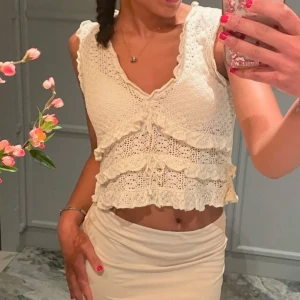virkad topp - Säljer en söt vit virkad topp med volangdetaljer och knytning framtill ☀️