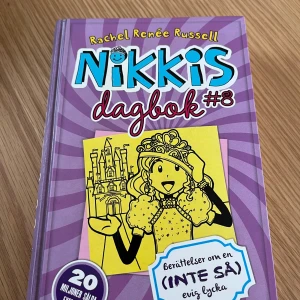 Nikkis dagbok #8 - Nikkis dagbok #8 av Rachel Renée Russell är en färgglad bok med lila och gula detaljer. Den handlar om Nikkis äventyr och utmaningar. Perfekt för unga läsare som gillar humor och drama.