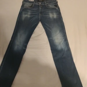Replay anbass - Säljer nu mina snygga Replay Anbass! Dessa är i storleken W31-L32 samt att dessa är med hyperflex vilket gör dom stretchiga och sköna! Det är bara att skriva vid några slags funderingar.