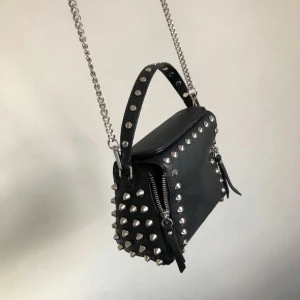 Väska med nitar från Zara - Super snygg väska från Zara med nitar. Säljs inte längre💓fint skick 