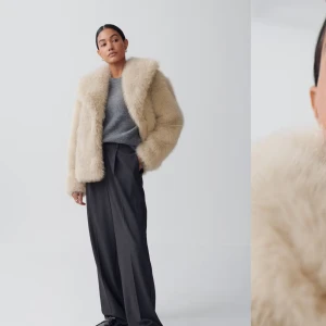 Beige pälsjacka - Säljer en supermjuk och fluffig beige pälsjacka som är perfekt för att hålla sig varm och stilren. Jackan har en klassisk design med långa ärmar och en bekväm passform. Perfekt för kyliga dagar när du vill känna dig extra lyxig. Använd en gång kostar ny 900kr❤️