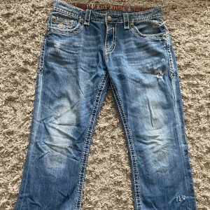 Rock revival jeans - Rock revival jeans. Storlek 36, herrmodell bootcut. Bra skick förutom slitningar på slutet av benen, syns knappt när man har på sig. Finns bilder med mått, bara fråga.