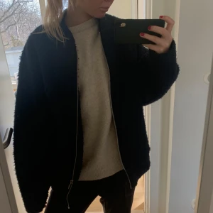 Zara bomberjacka - Superfin mörkblå bomberjacka från Zara. Säljer så den inte kommer till användning, därav väldigt bra skick!!🙏🏼🙏🏼