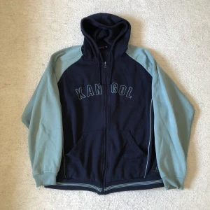 Kangol hoodie - Hoodie från det legendariska märket Kangol. Storlek XL men sitter som M. 