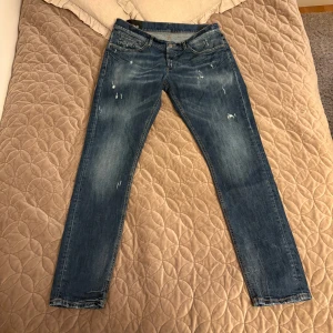Dondup jeans - Feta dondup jeans st 36 men lite små i storkeken. Köptes för några månader sen från hemsidan miinto för runt 2000kr, väldigt fint skick. Hör gärna av dig för frågor.