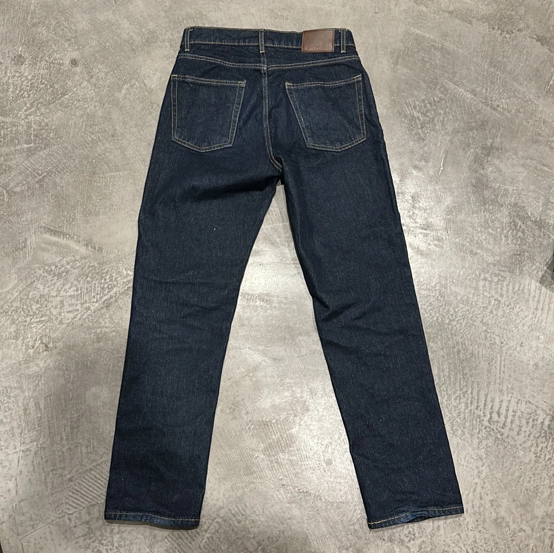 Mörkblå jeansbyxor - 1