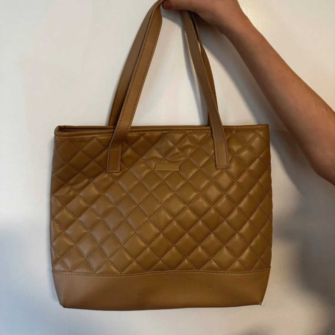 Brun quiltad axelväska