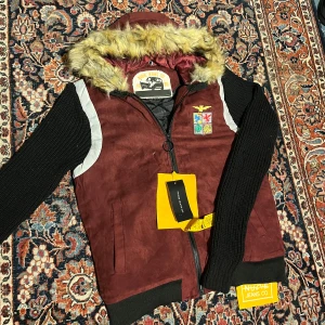 Helt ny nudie jacka! - Säljer sjukt frän jacka från nudie! Denna är helt ny och väldigt sällsynt.  Den är L men passar mer M/S