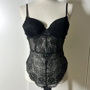 Spetsbody h&m  - Superfin spetsbody från h&m. Lappen avklippt men Passar xs och kanske en s och en A kupa & liten B kupa. Lite pushup i kuporna. Den går självklart att knäppa bak, den är för liten för min provdocka därav kunde jag inte knäppa den.Köp sker via köp nu, jag postar inom 24h. Kvar tills markerad såld 