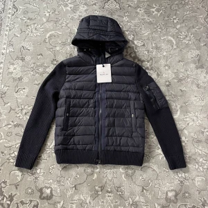 Moncler cardigan - Blå moncler cardigan. Helt ny aldrig använd✅ Storlek S, tags medföljer