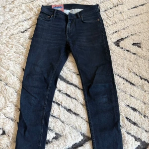 Acne jeans - Snygga mörkblå jeans från acne i bra skick.