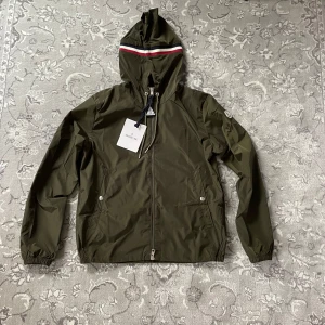 Moncler windbreaker - Grön moncler windbreaker. Helt ny aldrig använd✅ storlek 1. Tags medföljer