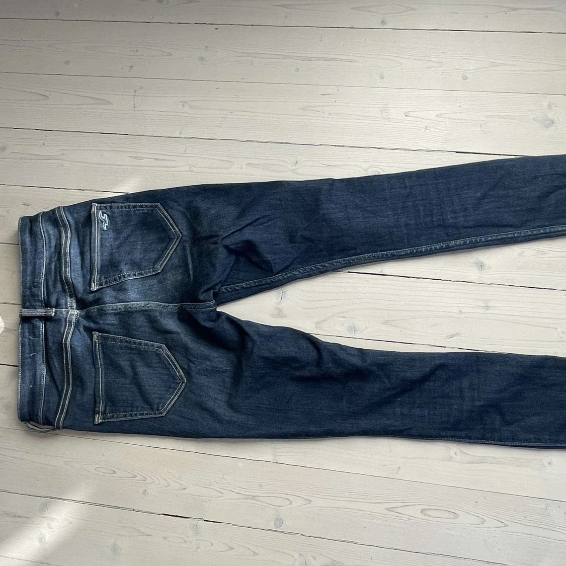 Mörkblå  jeans från Hollister - 3